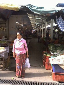 到市場買菜的尼泊爾婦人